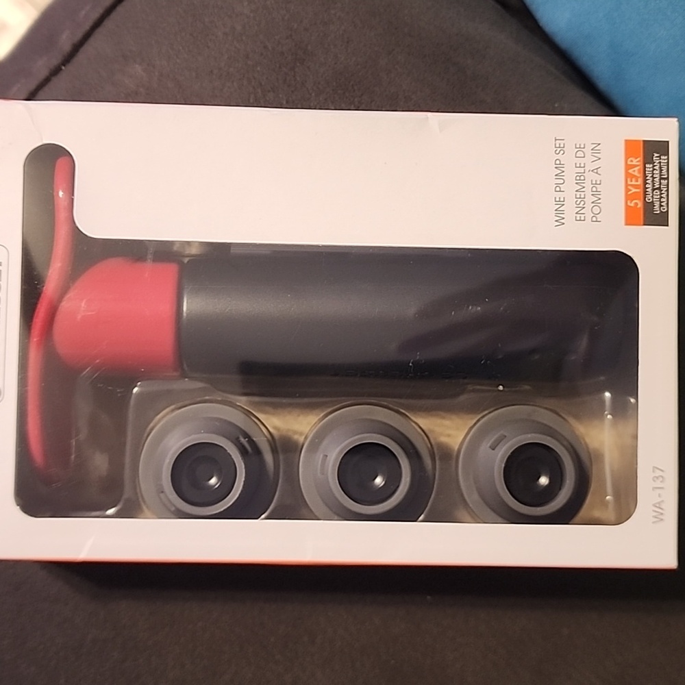 Le Creuset Black and Red Wine Pump Set